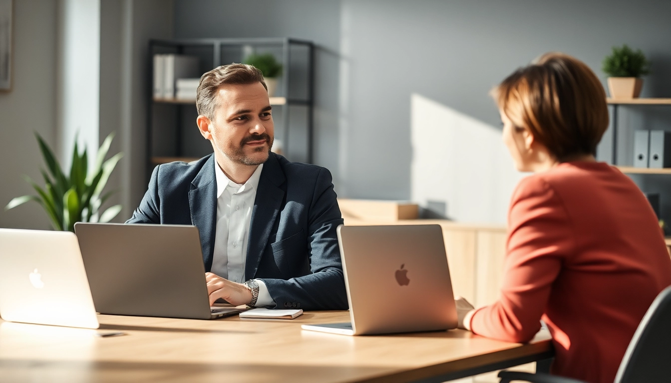 Headhunter, der professionell in einem Büro mit Laptop und Notizblock arbeitet.